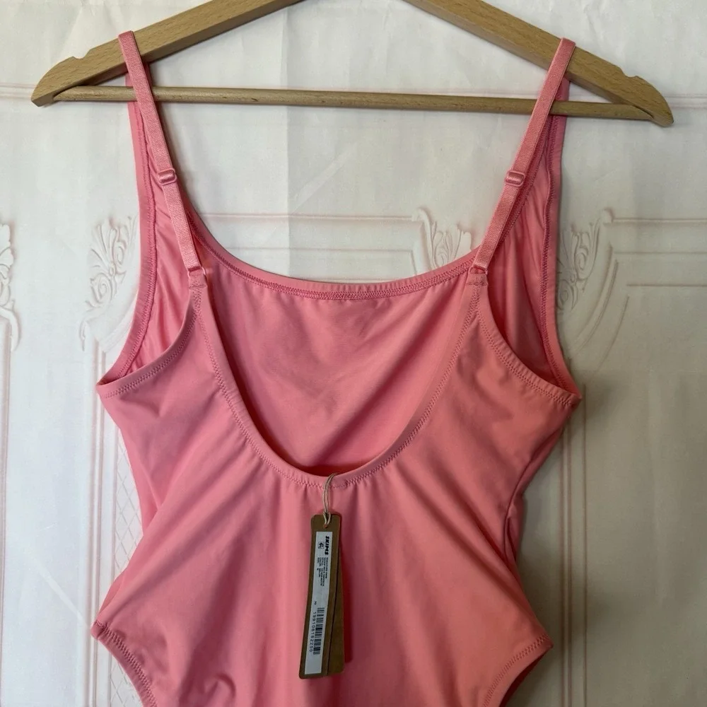 Skims Signature Swim Scoop Neck One Piece In Melon Size M NWT $90